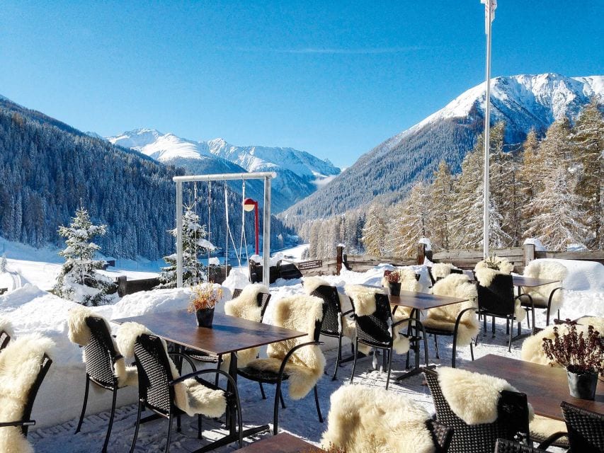 Lengmatta Restaurantblick auf den schneebedeckten Berg