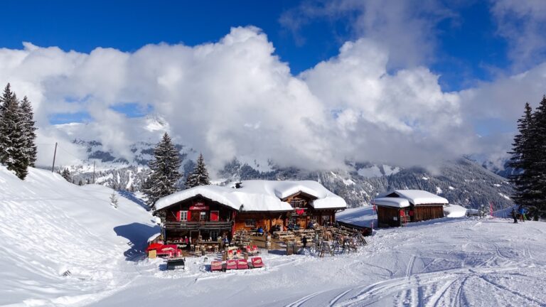 Schneebedeckte Berghütte in Davos Klosters