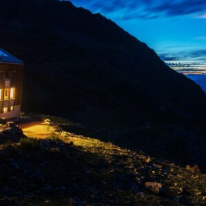 Hütte auf dem Berg in der Nacht