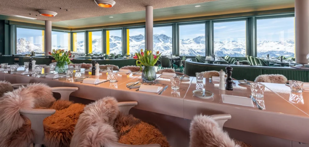 Elegantes Restaurant mit Bergblick.